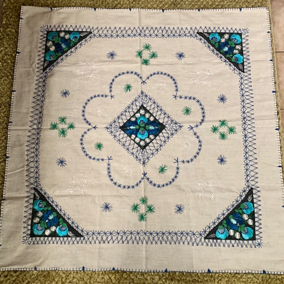 Beautiful hand appliqué and embroidery tablecloth / tapestry - Picture 1 of 12